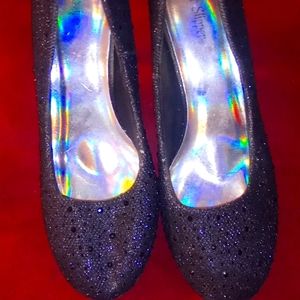 The Brand is Sliver Slipper the size is women's 9 in US and the color is black.